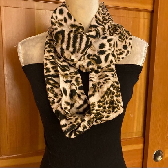 Lavishly Paris Luxury Leopard Print Infinity Scarf - Picture 7 of 8